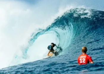 Surfe: Ítalo Ferreira supera John John e é campeão em Teahupoo