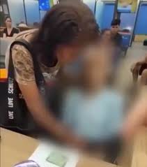 Mulher que levou idoso morto a banco passa por audiência de custódia
