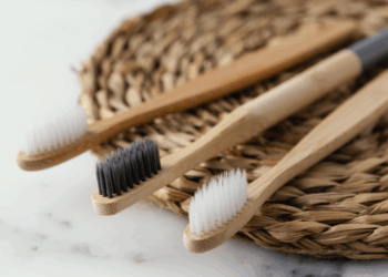 Escova de dentes pode acumular mais de 600 espécies de vírus; dentista dá dicas de como reduzir esses micro-organismos