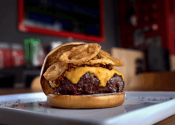 Burguer Lovers: Five Sport Bar lança combo especial para celebrar o Dia do Hambúrguer