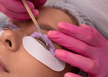 Equilíbrio entre beleza e saúde ocular: oftalmologista orienta sobre extensões de cílios