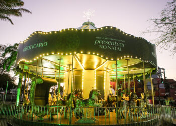 O Boticário presenteia Camaçari com carrossel iluminado neste Natal