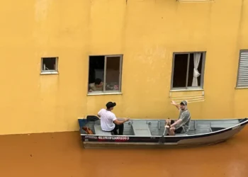 Morador de Canoas descreve fuga de alagamentos e diz que vive pesadelo