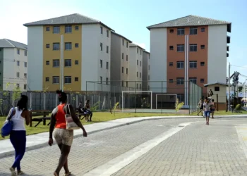 Retirada de recursos da poupança pressiona mercado imobiliário