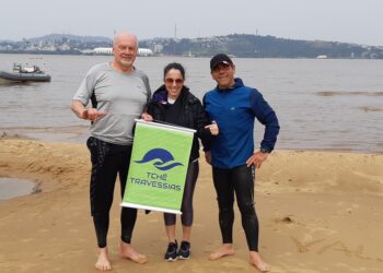 Nadadores nadam nas águas frias do Lago Guaíba, para cuidar da saúde
