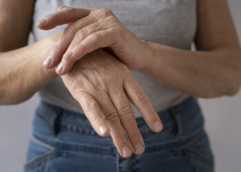 Frio pode intensificar dores nas articulações de pessoas com diagnóstico de doença reumática