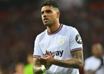 Brasileiro faz gol contra bizarro e West Ham sofre goleada no Inglês