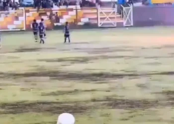 Jogador morre após ser atingido por raio em jogo amador no Peru