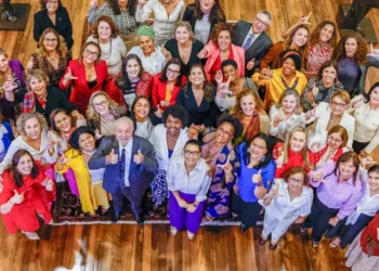 Lula é cobrado a ampliar participação feminina na política e cita Lídice