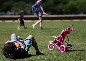 Parlamentares buscam consenso para licença paternidade de 60 dias
