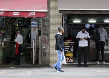 Vendas do comércio ficam estáveis em março, revela pesquisa do IBGE