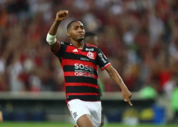 Flamengo afasta crise com vitória de 2 a 0 contra Timão no Brasileiro