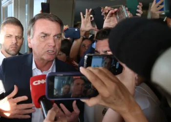 Passaporte de Bolsonaro é entregue às autoridades