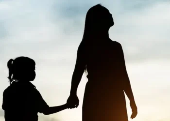 Mães solo enfrentam barreiras na garantia de direitos aos filhos