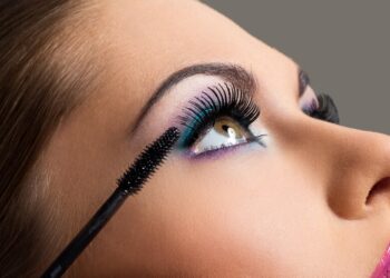 Produtos e acessórios típicos do Carnaval podem ser vilões para os olhos; atenção às dicas