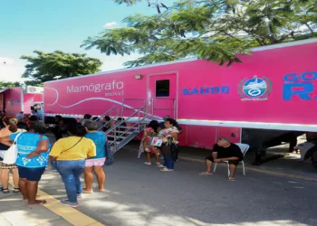 Quadra da Beija-Flor recebe mamógrafo móvel para exames gratuitosA
