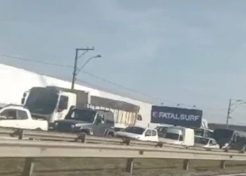 Estrada do Coco: manifestação deixa trânsito complicado