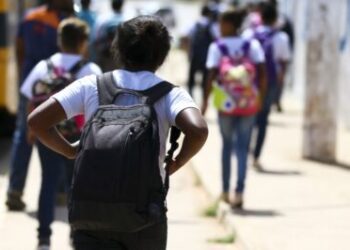 Ensino médio: Pé-de-Meia dará R$ 2 mil por ano a alunos de baixa renda