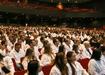 Brasil tem 575.930 médicos ativos: 2,81 por mil habitantes