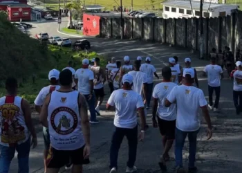 Torcida organizada do Vitória protesta no CT após goleada de 8 a 0 contra o Flamengo