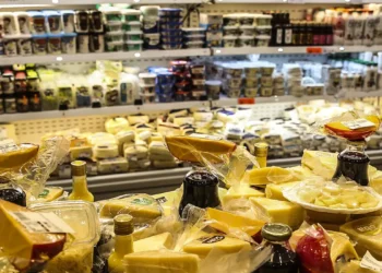 Vendas no comércio recuam 1% em junho, diz IBGE