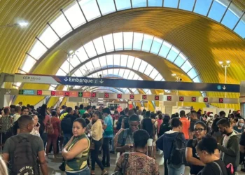 Metrô: falha elétrica na Linha 2 deixa operação lenta e estações lotadas nesta sexta-feira