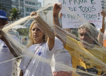 Manifestantes protestam contra PEC das Praias na orla do Rio