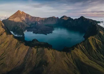 Por que o monte Rinjani, onde brasileira morreu em área de vulcão, é tão perigoso?