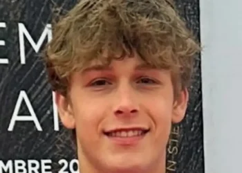 Ator mirim de ‘Baby Driver’ morre aos 16 anos após cair de carro em movimento