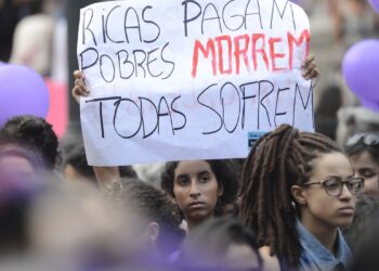 Leis municipais e estaduais dificultam acesso ao aborto legal