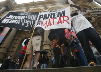 Risco de negro ser vítima de homicídio é 2,7 vezes maior no Brasil