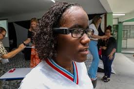 Entrega de 209 novos óculos inteligentes amplia autonomia de estudantes da rede estadual com deficiência visual
