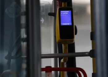 Passageiro reage e homem é morto a tiros durante tentativa de assalto a ônibus