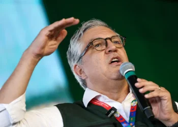 Padilha diz ser “ato covarde” cancelamento de vistos da filha e esposa