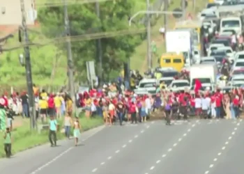 Avenida Paralela: protesto deixa trânsito lento