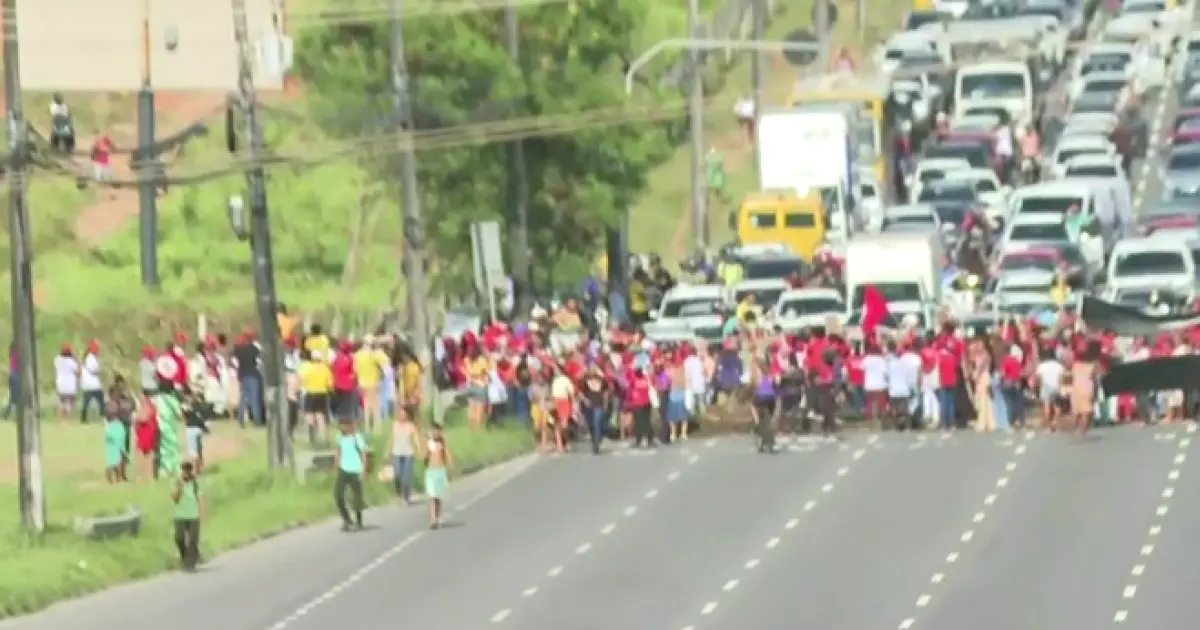 Avenida Paralela: protesto deixa trânsito lento
