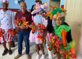 Entrega de ovos de páscoa leva alegria aos estudantes da rede municipal de ensino de Itaparica
