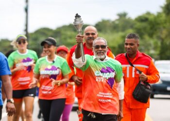 Emoção e espírito patriótico marcam passagem do Fogo Simbólico do 2 de Julho por Camaçari