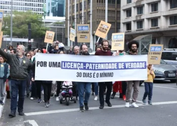 Manifestações em quatro cidades pedem ampliação da licença-paternidade