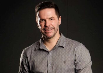 Pedro Mariano apresenta show repleto de sucessos no Teatro SESC Casa do Comércio