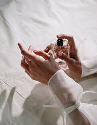 Layering: tudo que você precisa saber sobre a tendência de misturar perfumes para criar uma fragrância única