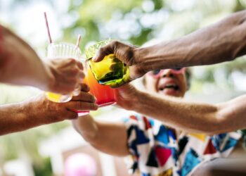Energético para aguentar a folia? Médica alerta para uso excessivo e mistura de bebidas 