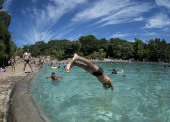 Piscina de água mineral reabre a público de Brasília nesta terça-feira
