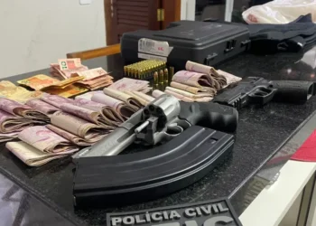 Armas e celulares são apreendidos com PMs e ex-policial suspeitos de sequestro