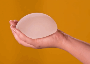 Explante ou redução da prótese? Cirurgiões plásticos explicam as técnicas