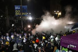 Protestos nos EUA: polícia retira estudantes de acampamento na Universidade da Califórnia