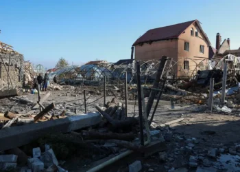 Rússia intensifica ofensiva e conquista nova cidade ucraniana