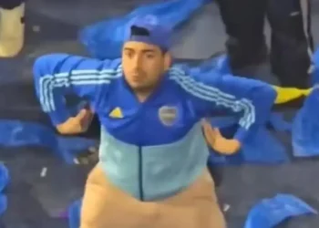 Torcedor do Boca é detido na Argentina por gestos racistas a cruzeirenses