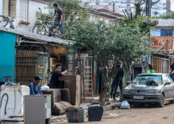 Baixa do Guaíba revela destruição e prejuízo em Porto Alegre