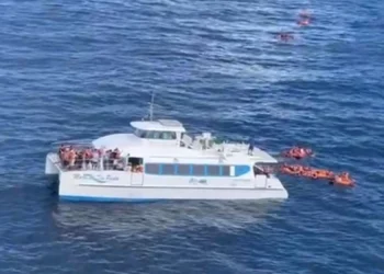 Acidente entre catamarã e barco de pesca causa pânico na Baía de Todos-os-Santos